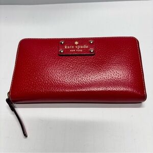 ✨kate spade Red Pebbled Zip Wallet with Gold Plaque